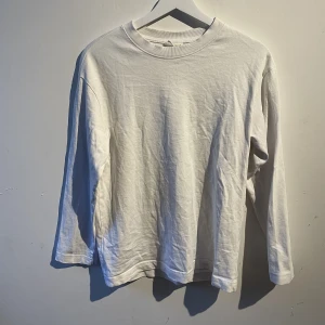 Vit långärmad tröja - Vit långärmad tröja, den har lite rosa bak på kragen men inget som syns när den är på.