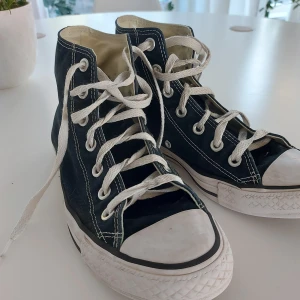 Svarta Converse skor! - Säljer dessa super fina Converse i storlek 39 eftersom de tyvärr blivit för små😭❤️ Skorna är i bra skick förutom att de tappat lite färg ovanför hälen. Kontakta mig för fler frågor och bilder!💗 Kan förhandla om priset ❤️