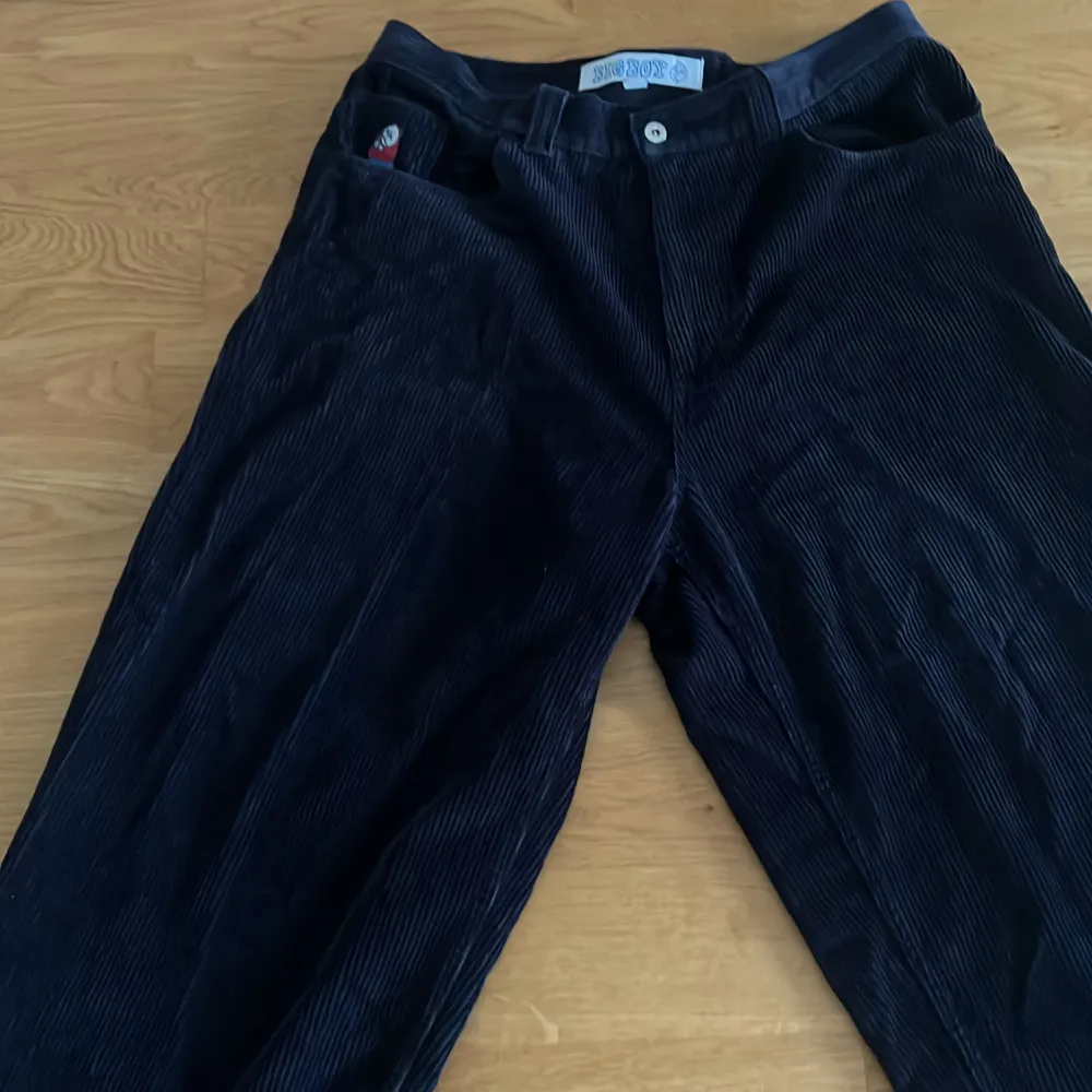 asfeta polars i size L, mörkblå cord material jätte fint skick!🙏🤙. Jeans & Byxor.