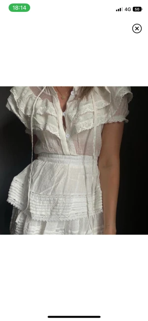 loveshackfancy dupe, pris kan diskuteras  - Loveshackfancy klänning ”liv” dupe , liknar även den från Byanastasia. Behöver strykas. Storlek s men liten i storlek så passar xs. Pris kan diskuteras, frakt betalar köparen