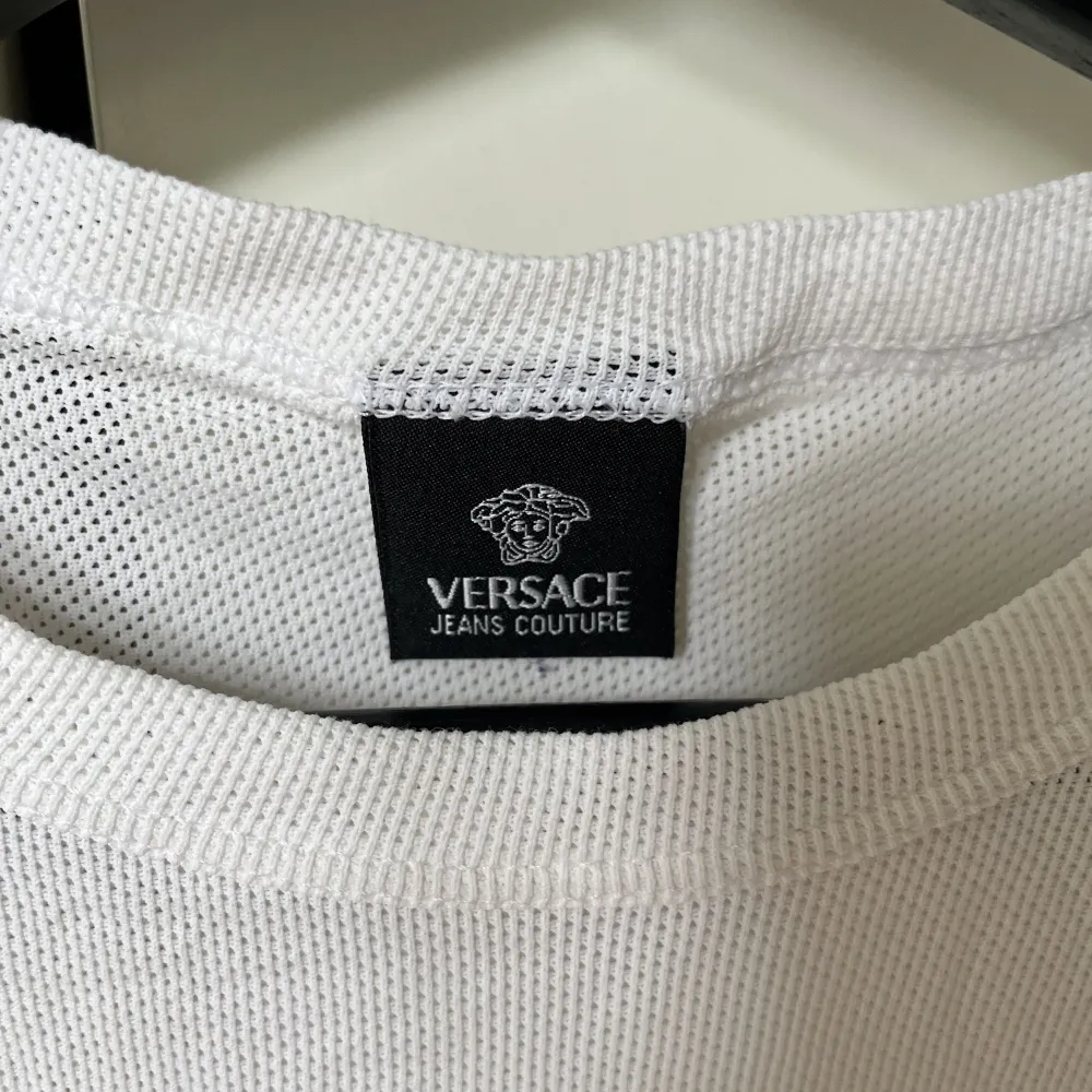 Versace T-shirt köpt i en vintage butik i London. Använd en gång sedan jag köpte den. . T-shirts.