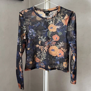 Tröja från Monki - Tunn genomskinlig tröja från Monki i storlek L. Passar även S och nedåt om man vill ha den pösigare eller knyta i midjan. Super fin och i bra skick.💙💙