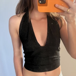 Glittrig festtopp svart  - Supergullig festtopp som man knyter vid nacken och ryggen. Glittrig och svart. Köpare står för frakt ❤️