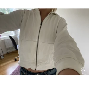 Vit zip up hoodie  - Säljer en basic vit croppad hoodie. Använd 1 gång. Mycket bra skick. Är i storlek 160 men passar mig som har S. 