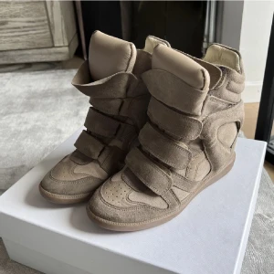 Isabel marants - Isabel marants i färgen Taupe. Den beige varianten. Endast använda vid 2 tillfällen därav helt nyskick. Kvitto, dustbag & kartong medföljer. Säljer då de tyvär inte kommer till användning! 