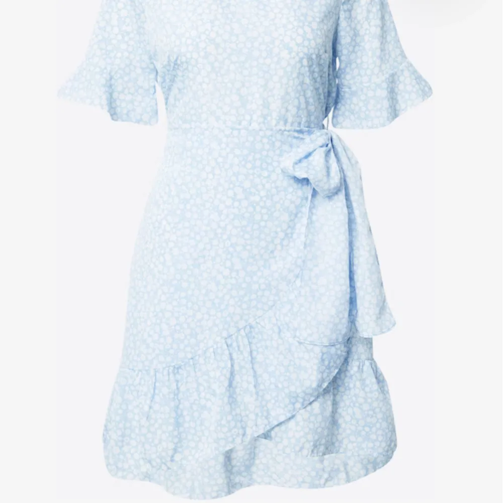 Jättegullig blå volangklänning, använd fåtal gånger, mycket bra skick, köpt för 499 men säljer för 250 kr+frakt 💓. Klänningar.