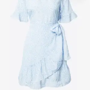 Jättegullig blå volangklänning, använd fåtal gånger, mycket bra skick, köpt för 499 men säljer för 250 kr+frakt 💓