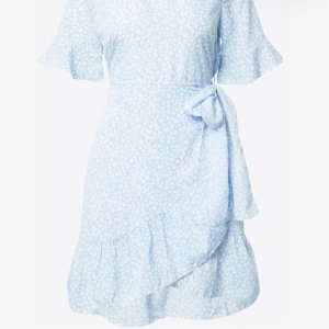Volangklänning - Jättegullig blå volangklänning, använd fåtal gånger, mycket bra skick, köpt för 499 men säljer för 250 kr+frakt 💓