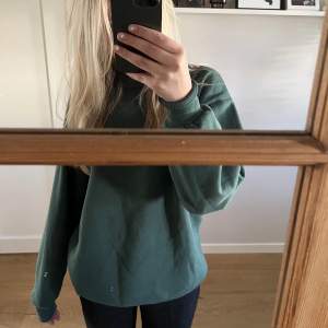 Grön sweatshirt ifrån Gina😍 Tröjan är inte så använd, och i mycket bra skick🥰