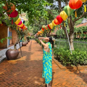 Bershka - Grön blå Bershka klänning i storlek 34/xs med öppen rygg och djup V-ringning. Använd ett fåtal gånger och är perfekt till sommaren. Har en liten slits på vänster sida. Nypris 300kr