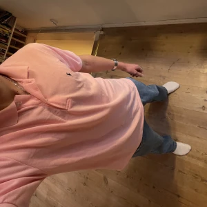 Rosa Ralph lauren pike - Fräsh somrig piké från Ralph lauren. Bra skick passar M/L