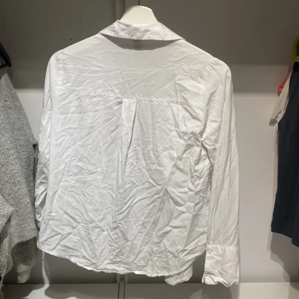 Säljer denna vita skjorta då den är för kort i ärmarna på mig! Fin! Använd 1 gång! Fin till den lila ”tröjan” som lagdes upp innan denna!. Skjortor.