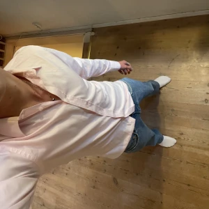 Skjorta - Somrig vit skjorta med en ton av rosa. Passar S/M 