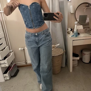 Jeans top från gina - söt liten jeanstop köpt från Gina! använd 1 gång🦋