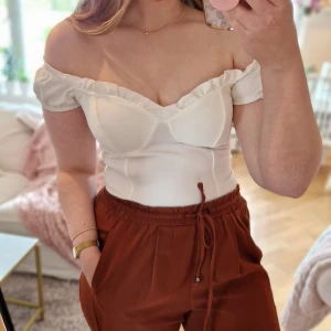 "Off the shoulder" korsettopp - Så himla fin "off the shoulder" korsettopp! Enbart använd en gång!🤍 Från Nelly!  3 FÖR TVÅ PÅ ALLT och fri frakt vid köp av minst 250 kr, kontakta mig då!🦋