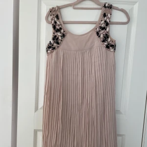 Klänning - Plisserad klänning i gammelrosa