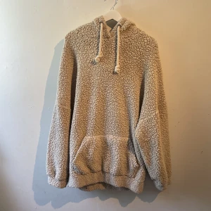 Hoodie - Overzised hoodie med fluffigt tyg väldigt mjuk och varm