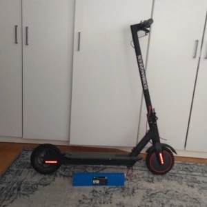 Elscooter + dens delar - Säljer Elscooter+ dens delar. Priset kan diskuteras. Säljer handtag, hjul, batteri, stå brädan. Men scootern funkar inte helt men det kan fixas enkelt och billigt. Du väljer vad du vill ha.