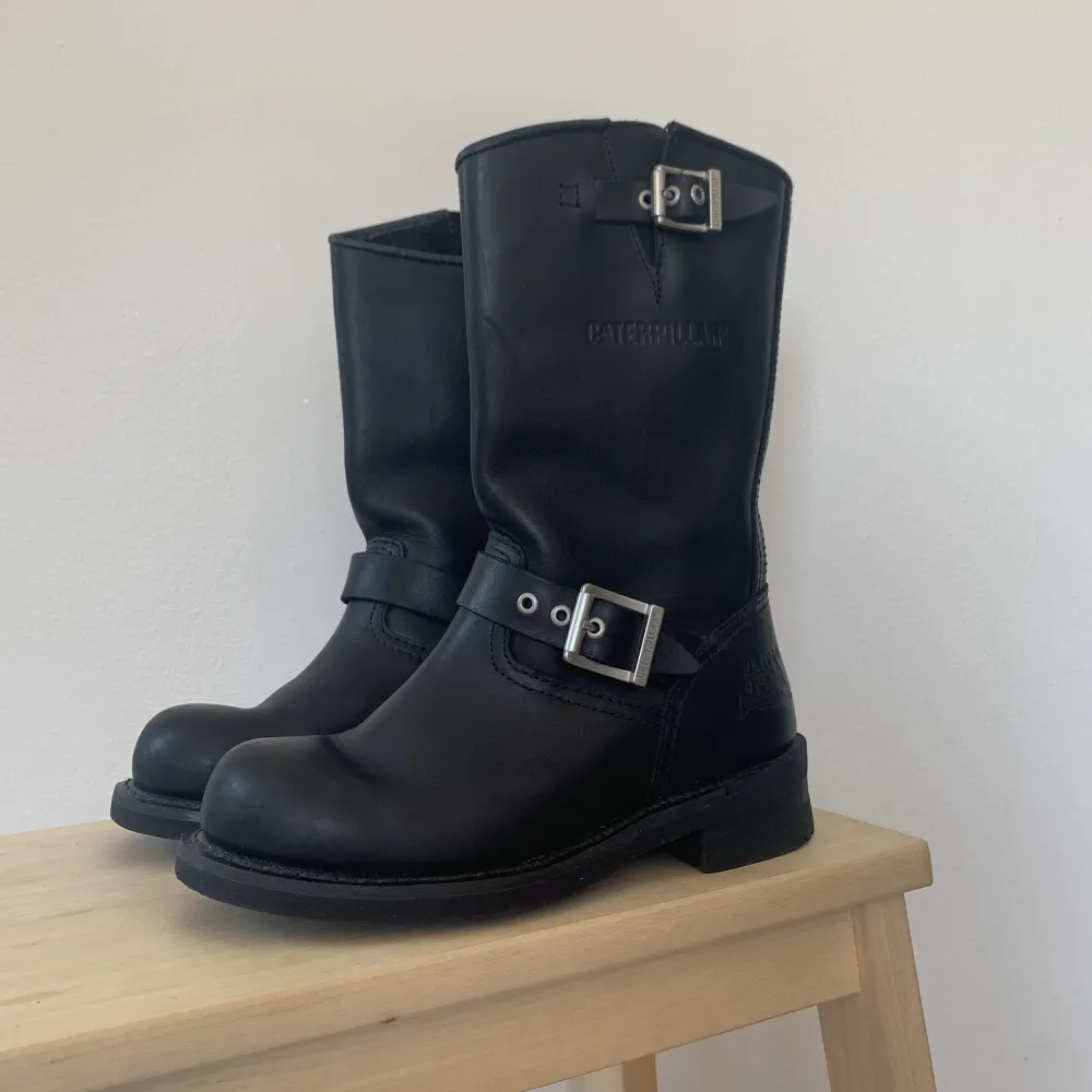 Mid calf boots från Caterpillar i svart läder.  Aldrig använt! Så fina men fel storlek för mig. Skor.