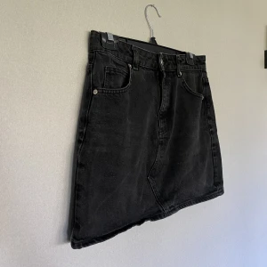 Kort kjol - Svart kjol från Topshop🌸