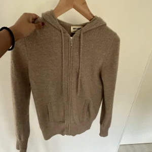 Soft goat zip up - Intressekoll på denna sjukt snygga beige bruna slutsålda soft goat zip up! Unik som inte finns att köpa längre då den är helt slutsåld och gamla modellen från soft goat! Köpt för 2495kr