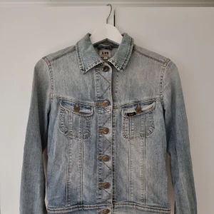 Lee jeansjacka stl S - Lee Rider jacket, dam, stl S. Lite använd och i väldigt fint skick. Mjuk, vintage känsla. 