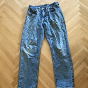 Blå jeans ganska gamla men bra skick. Köpt för 900 typ. Hör av er om ni undrar något. Betala med Swish ifall ni är intresserade.