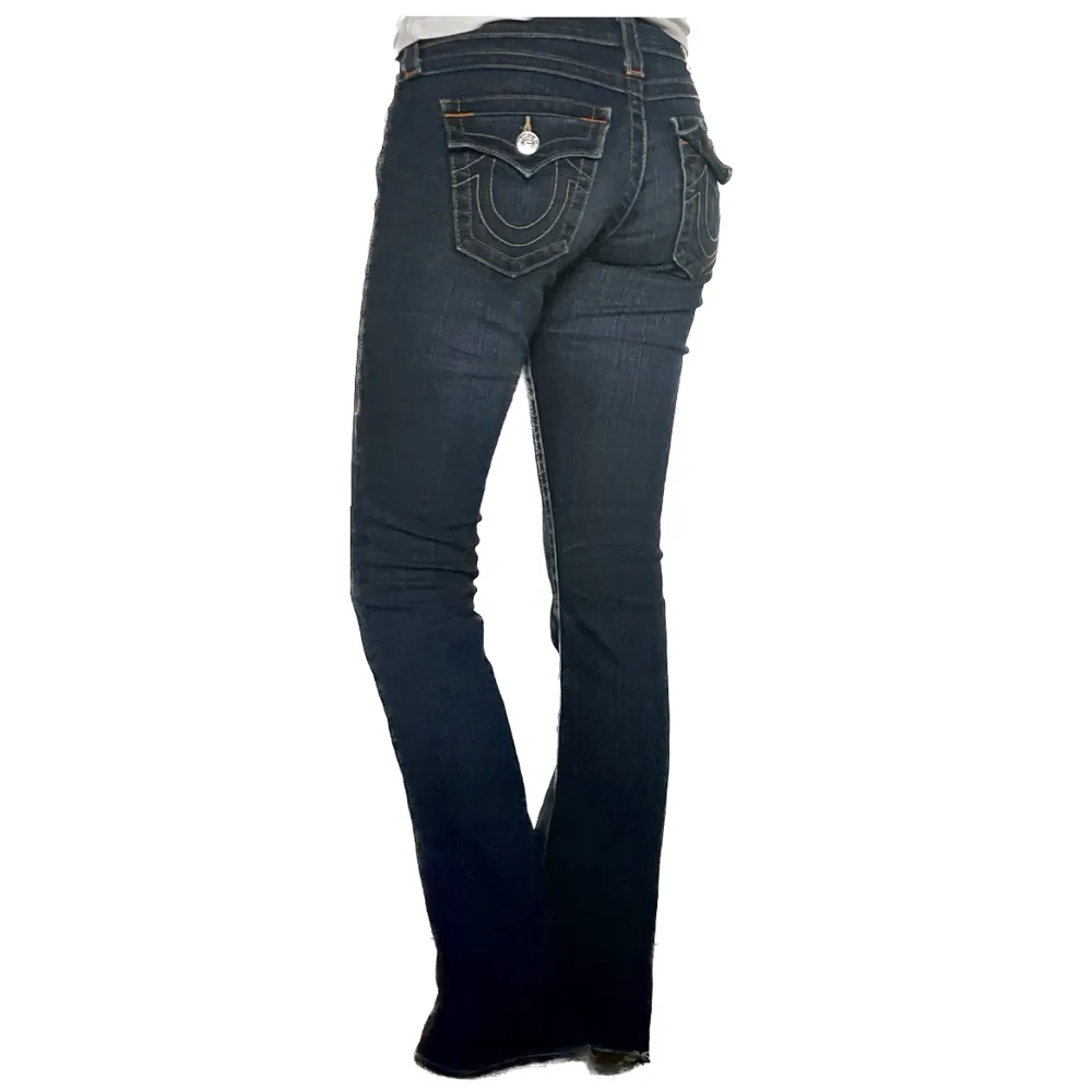 Säljer dessa supersnygga jeans som inte kommer till användning😍De är i bra skick förutom ganska slitet i nedkanten på benen✨Går ned till fötterna på min kompis som är 172cm💕Midjemått: 74 cm Innebenslängd: 82 cm. Jeans & Byxor.
