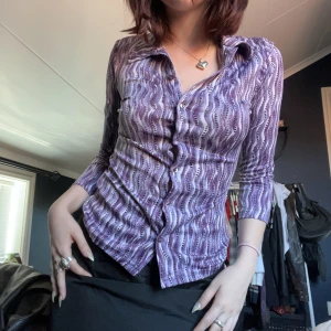 Söt lila skjorta - Jättesöt topp/skjorta i mjukt material och fint mönster. Aldrig använd 