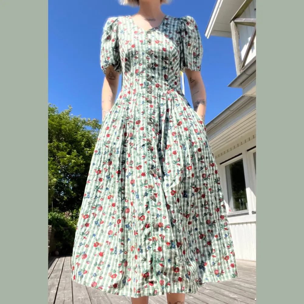 Så magisk klänning som har en gammal rustik vibe, speciellt med knapparna! Köpt vintage men märket är ”country-line” . Jag är 175 för referens , skriv för mer info🌻. Klänningar.