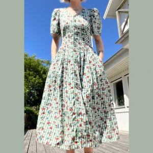 vintage långklänning  - Så magisk klänning som har en gammal rustik vibe, speciellt med knapparna! Köpt vintage men märket är ”country-line” . Jag är 175 för referens , skriv för mer info🌻