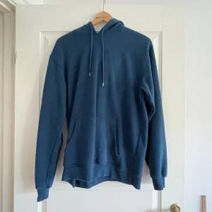 En blå skön hoodie i storlek M. Färgen är som på första bilden.