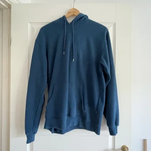 Blå hoodie strl M - En blå skön hoodie i storlek M. Färgen är som på första bilden.