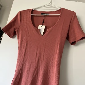 klänning från bikbok - aldrig använd prislapp kvar, storlek s 