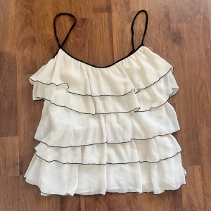 Linne  - Säljer ett linne från Zara i strl S. Köpare står för frakt💘