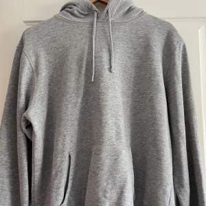 En vanlig skön grå hoodie i storlek M.