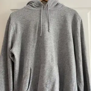 En vanlig skön grå hoodie i storlek M.