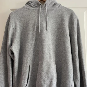 Grå hoodie strl M - En vanlig skön grå hoodie i storlek M.