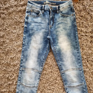Blåmelerade jeans - Använda, men i gott skick.  Är 79 cm i innermått. Medelhög midja.