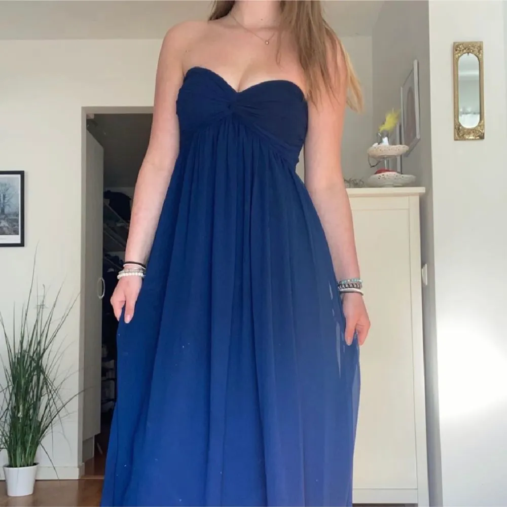 Mörkblå balklänning i storlek S från nelly. Klänningar.
