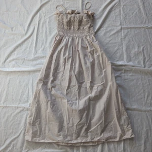 Sommar klänning - Säljer denna fina sommarklänningen från H&M. Den är i jättebra kvalite