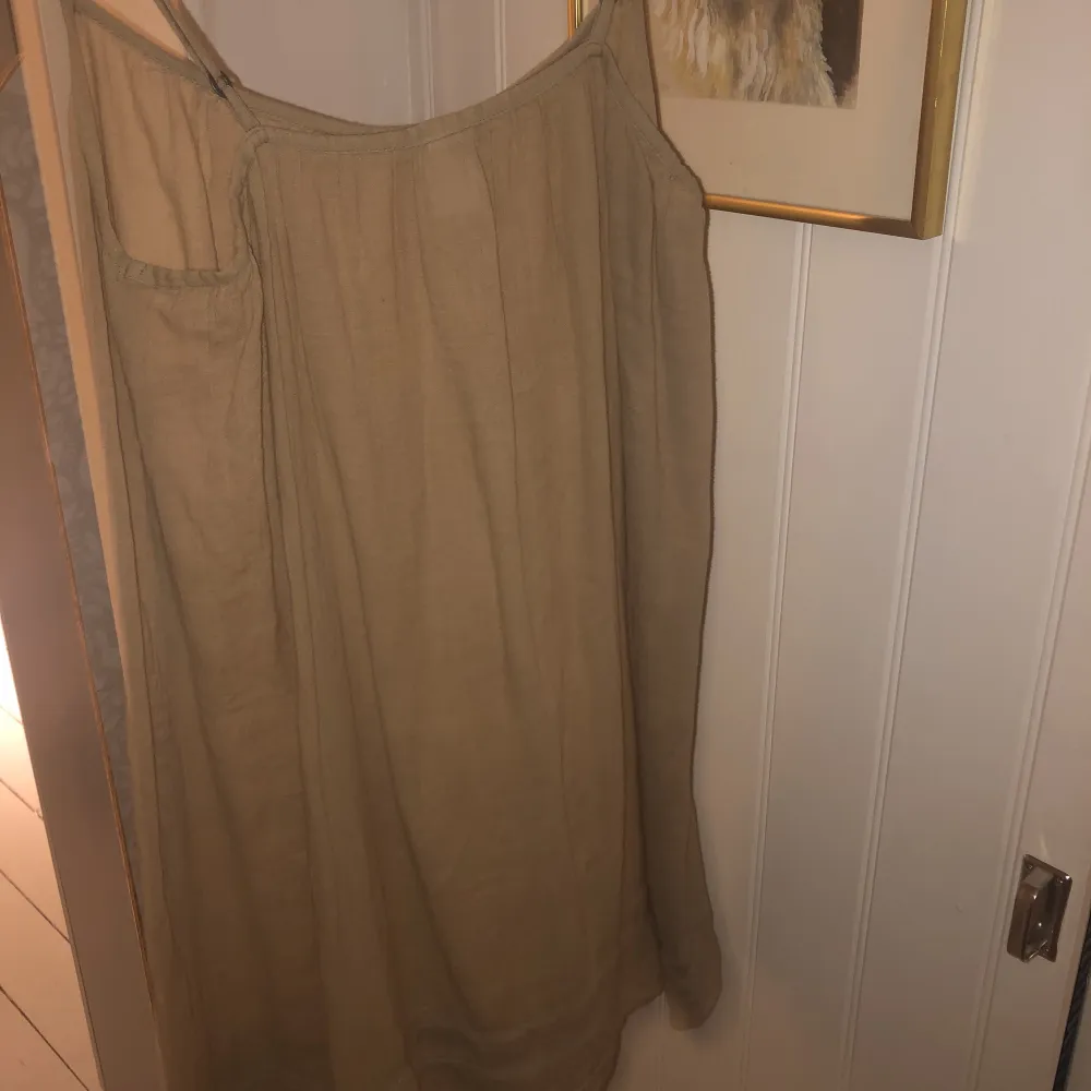 Jätteskön beige sommarklänning i fint skick ❤️funkar för ex L, men även för mindre storlekar om man vill ha den oversize. Klänningar.