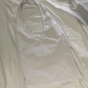 Vit halterneck  - Säljer en jätte fin halterneck, inga defekter eller skador