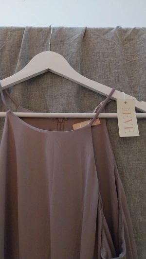 Klänning med slit - Oanvänd med Prislapp Stl M 300 kr