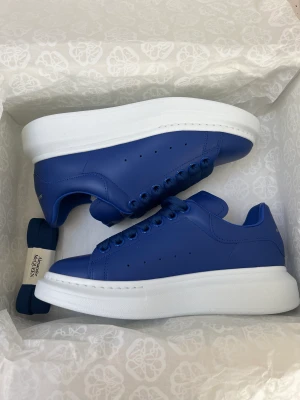 Alexander McQueen sneakers  - Använda 3 gånger så väldigt bra skick, köpta på miinto Ordinarie pris 4500