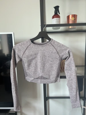 Croppad träningströja - Från relode, storlek s. Hål i ärmarna för tummarna. Fint skick.