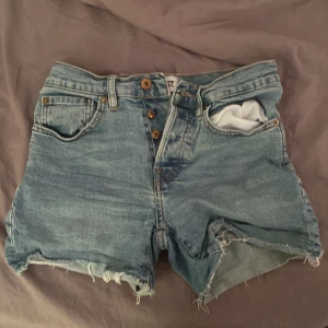 jeanschorts - Säljer snygga jeanschorts använd inte då dem inte passar mig längre 