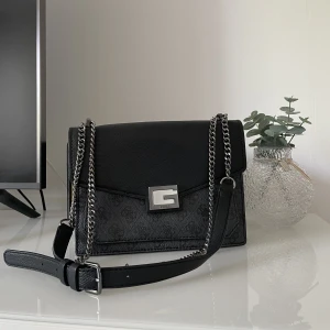 Guess axelremsväska - Guess! Äkta och i fint skick. 600kr + frakt. 