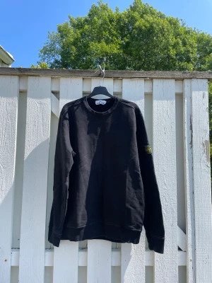 Stone Island Sweatshirt  - Stone Island Sweatshirt (Svart) - Size: L sitter mindre  - Condition: 8,5/10 endast ett litet konstigt märke vid armen. - Pris: 1100kr
