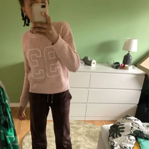 Stickad tröja - Säljer en fin o mysig stickad tröja. Den är jätte skön o mysig❤️mer bilder priv❤️